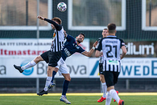 Landskronas Dennis Olofsson i nickduell med Utsiktens Paulo
