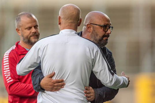 Landskronas tränare Billy Magnusson kramar om Utsiktens