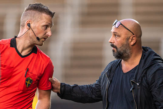 Utsiktens manager Bosko Orovic får en tillsägelse av