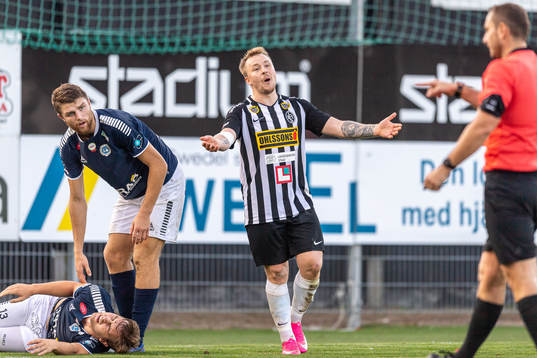 Landskronas Niklas Nielsen reagerar mot ett domslut