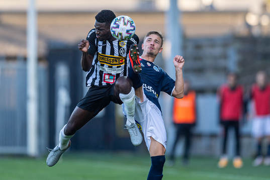 Utsiktens Adam Eriksson med en hög spark på Landskronas
