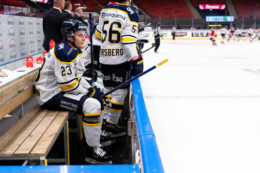 s Lias Andersson deppar i båset
