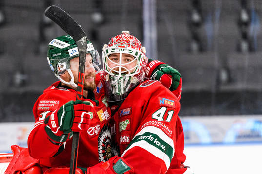 Frölundas Jan Mursak och målvakt Niklas Rubin jublar