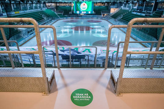 En informationsskylt på golvet i Catena Arena som uppmanar