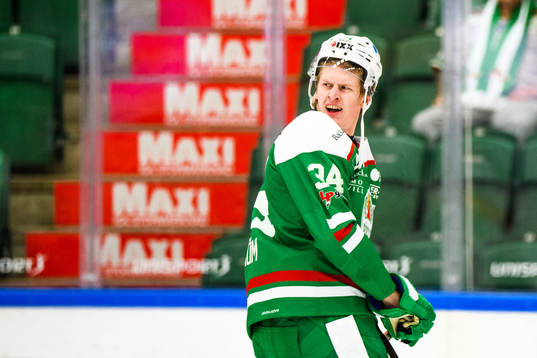 Rögles Adam Edström lämnar isen