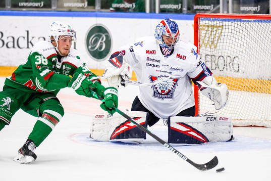 Rögles Erik Andersson och Linköpings målvakt Niklas