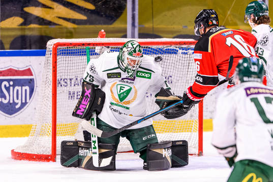 Luleås Victor Berglund , ej i bild, gör 1-0 bakom