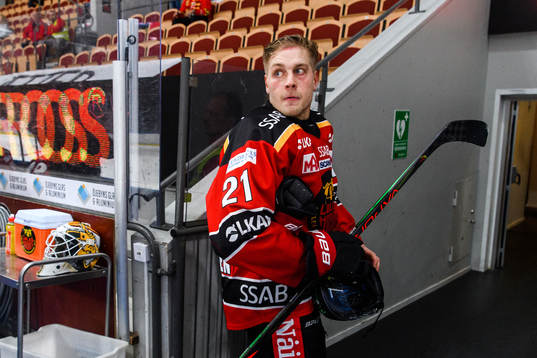 Luleås Juhani Tyrväinen lämnar isen