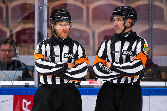 Domare Tobias Björk och domare Linus Öhlund