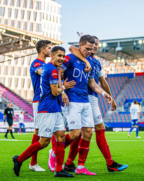 Vidar Örn Kjartansson of Vålerenga celebrates