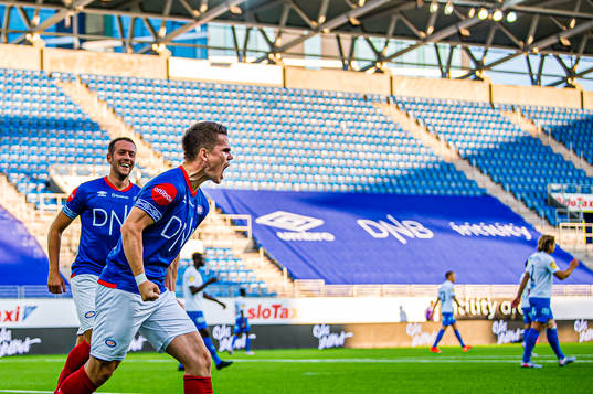 Vidar Örn Kjartansson of Vålerenga celebrates