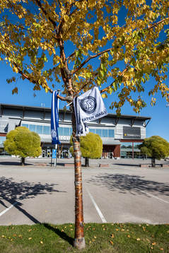 Utanför Tegera Arena innan ishockeymatchen i SHL mellan