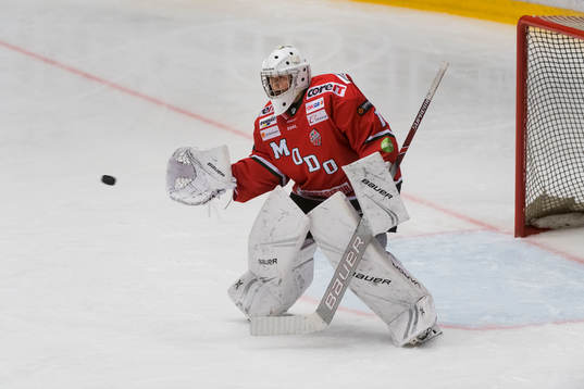 Modos Lisa Jönsson innan ishockeymatchen i SDHL mellan