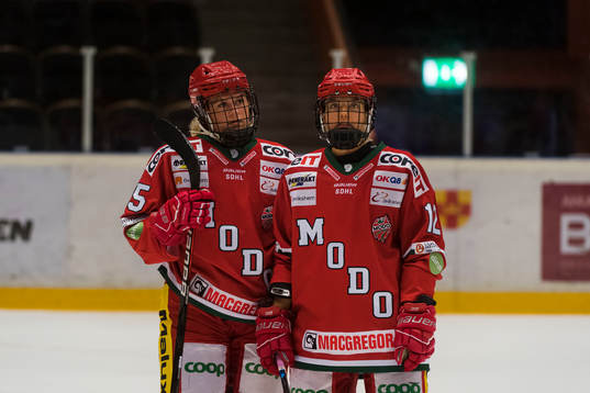 Modos Daniela Pejsova och Mina Waxin deppar