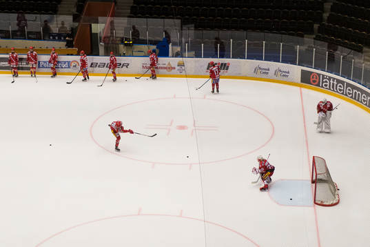 Modo värmer upp innan ishockeymatchen i SDHL mellan Modo