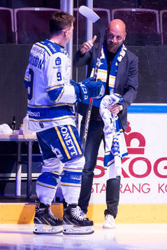 Leksands Patrik Zackrisson och dagens matchvärd Leksands