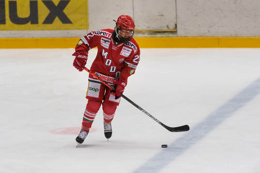 modos Jaycee Magwood innan ishockeymatchen i SDHL mellan