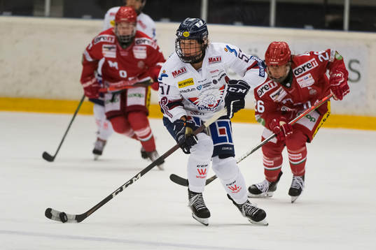 Linköpings Celine Tardif jagas av Modos Marion Allemoz
