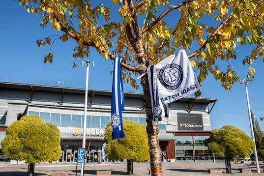 Utanför Tegera Arena innan ishockeymatchen i SHL mellan