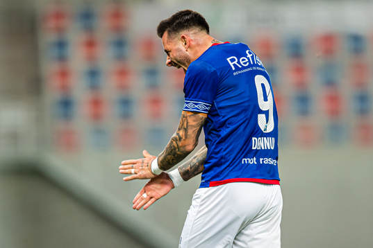 Aron Leonard Dønnum of Vålerenga celebrates