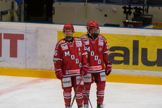 Modos Paula Bergström och Jaycee Magwood innan