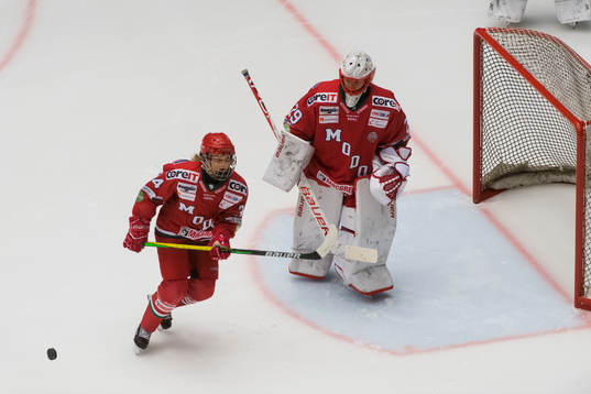Modos Tea Lökke Nyberg och målvakt Klara Peslarova innan
