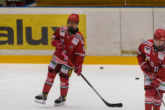 Modos Wilma Sundin innan ishockeymatchen i SDHL mellan Modo