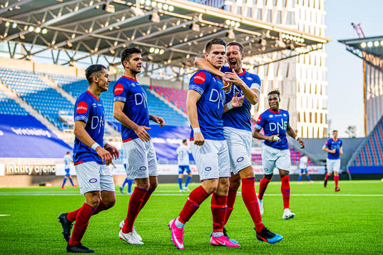 Vidar Örn Kjartansson of Vålerenga celebrates