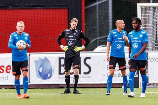 Halmstads målvakt Malkolm Nilsson Säfqvist deppar