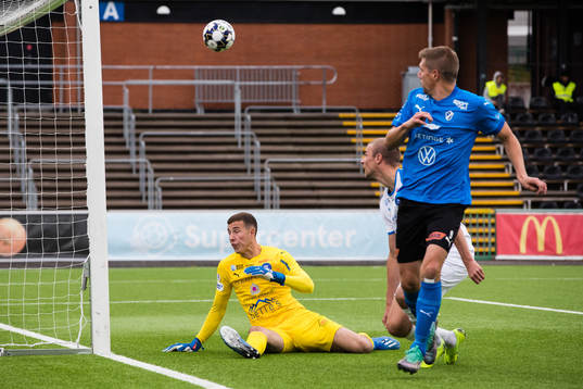 Halmstads Mikael Boman med en målchans mot Akropolis