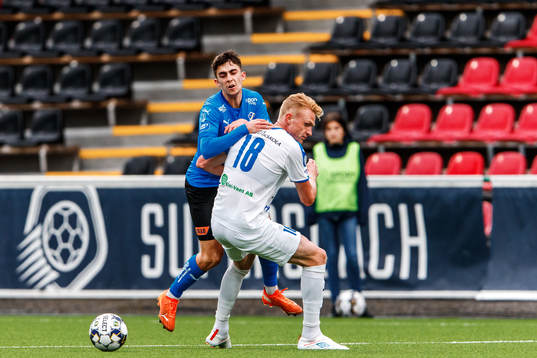Halmstads Emil Tot Wikström och Akropolis Nicklas Maripuu