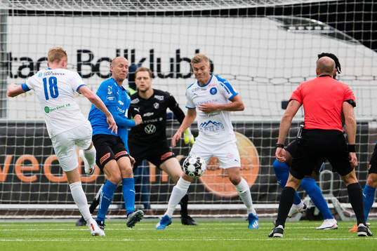 Akropolis Nicklas Maripuu med ett skott mot Halmstads