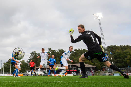 Akropolis Marcus Burman gör 1-0 bakom Halmstads målvakt