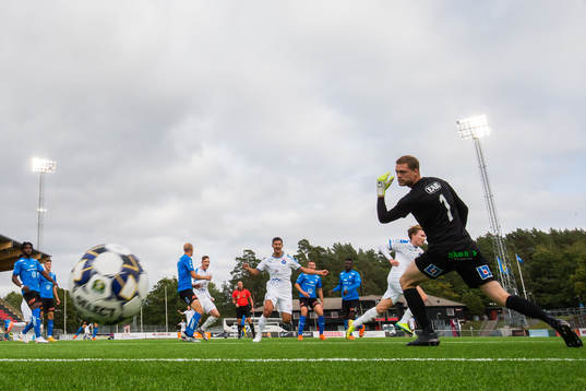 Akropolis Marcus Burman gör 1-0 bakom Halmstads målvakt