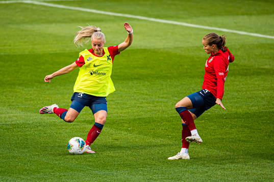 Emilie Marie Aanes Woldvik and Guro Reiten of the Norwegian