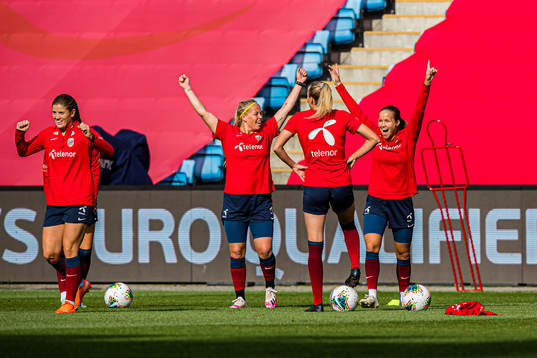 Maren Nævdal Mjelde, Therese Sessy Åsland and Guro Reiten