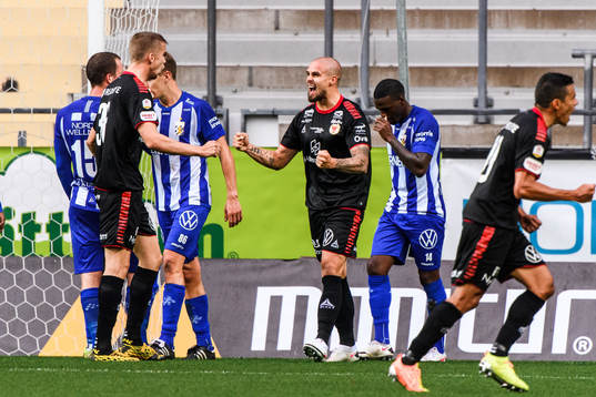 Kalmars Douglas Bergqvist jublar
