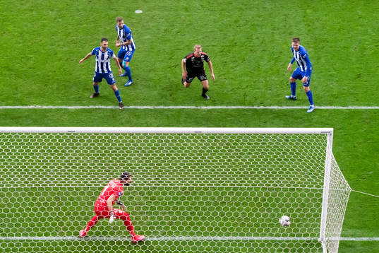 Kalmars Douglas Bergqvist gör 0-1 bakom of IFK Göteborgs