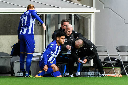 IFK Göteborg Alexander Farnerud och Hosam Aiesh inväntar