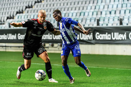 Kalmars Douglas Bergqvist och IFK Göteborg Alhassan Yusuf
