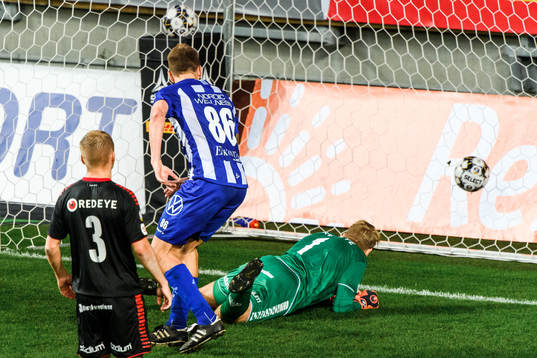 IFK Göteborg Pontus Wernbloom reducerar till 1-2 bakom
