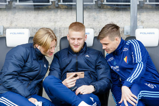 Djurgårdens Kalle Holmberg tittar på mobilen