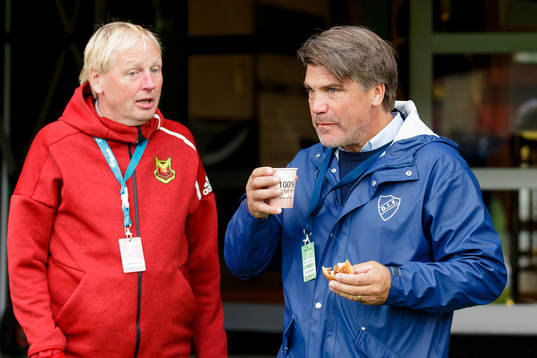 Djurgårdens sprortchef Bosse Andersson i samtal med