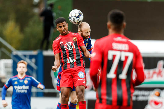 Östersunds Nebiyou Perry och Djurgårdens Curtis Edwards