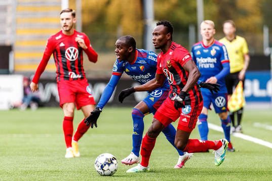 Djurgårdens Edward Chilufya och Östersunds Sam Mensiro