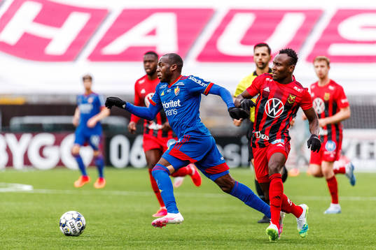Djurgårdens Edward Chilufya och Östersunds Sam Mensiro