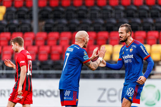 Djurgårdens Magnus Eriksson jublar med Emir Kujovic