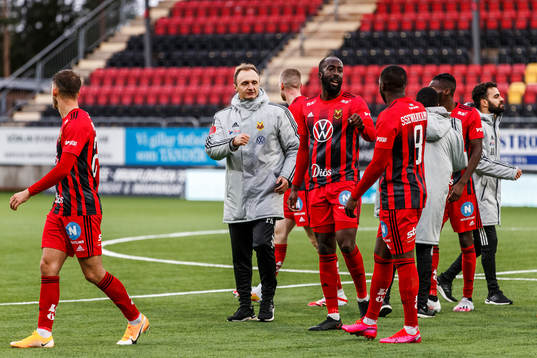 Östersunds tränare Pero Kapcevic, Ronald Mukiibi och Isak