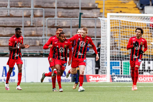 Östersunds Francis Jon-Baptiste  och Felix Hörberg jublar