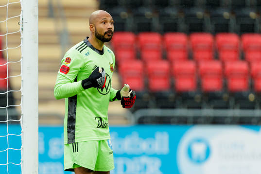 Östersunds målvakt Aly Keita reagerar